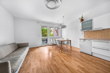 Obývací pokoj bytu, na který navazuje rozlehlá terasa - Pronájem bytu 2+kk v osobním vlastnictví 44 m², Praha 10 - Strašnice
