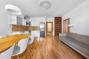 Obývací pokoj s kuchyňskou linkou - Pronájem bytu 2+kk v osobním vlastnictví 44 m², Praha 10 - Strašnice 