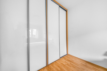 Ložnice disponuje další vestavěnou skříní - Pronájem bytu 2+kk v osobním vlastnictví 44 m², Praha 10 - Strašnice