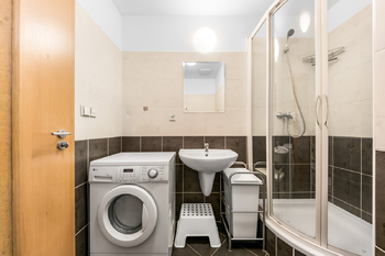 Detail koupelny - Pronájem bytu 2+kk v osobním vlastnictví 44 m², Praha 10 - Strašnice