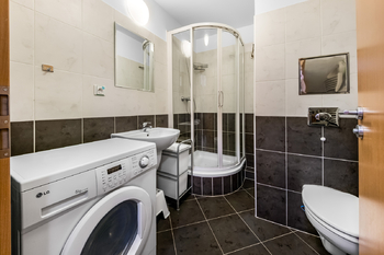 Koupelna se sprchou a pračkou - Pronájem bytu 2+kk v osobním vlastnictví 44 m², Praha 10 - Strašnice