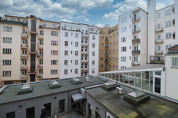 Výhled z ložnice - Pronájem bytu 1+1 v osobním vlastnictví 39 m², Praha 3 - Vinohrady