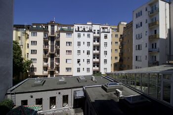 Výhled z bytu - Pronájem bytu 2+kk v osobním vlastnictví 39 m², Praha 3 - Vinohrady