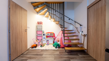 Přízemí - schodiště v obývacím pokoji - Prodej bytu 3+kk v osobním vlastnictví 74 m², Ivanovice na Hané