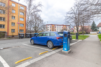 Nabíječka EV před domem - Prodej bytu 2+1 v družstevním vlastnictví 52 m², Praha 10 - Záběhlice