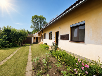 Pohled na dům z nádvoří - Prodej domu 120 m², Stříbrná Skalice 