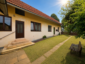 Pohled na dům z nádvoří - Prodej domu 120 m², Stříbrná Skalice