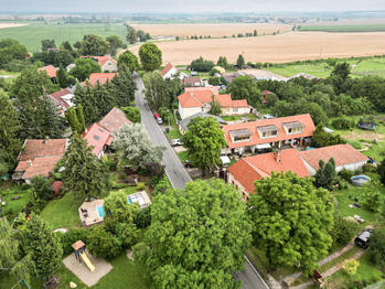 Vstup na dětské hřiště vlastní brankou - Prodej domu 164 m², Tismice