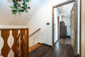 Schodiště do patra - Prodej domu 164 m², Tismice