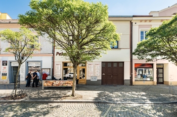 Pohled na dům z Klášterské ulice - Pronájem obchodních prostor, Jindřichův Hradec 