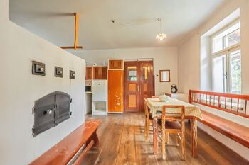 1. pokoj s kachlovými kamny - Prodej chaty / chalupy 112 m², Krásná Hora nad Vltavou