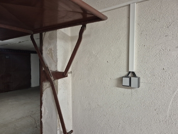 zásuvka, vypínač - Prodej garáže 17 m², Kladno