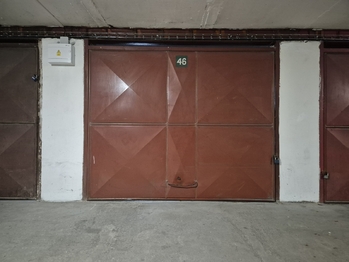 vrata, 2 zámky - Prodej garáže 17 m², Kladno