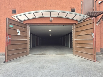 vjezd do budovy - Prodej garáže 17 m², Kladno