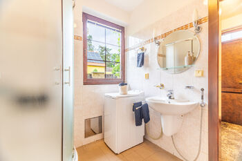 Koupelna se sprchovým koutem - Prodej domu 137 m², Praha 4 - Modřany