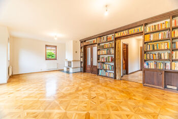Obývací pokoj - pohled na knihovnu a krb - Prodej domu 137 m², Praha 4 - Modřany