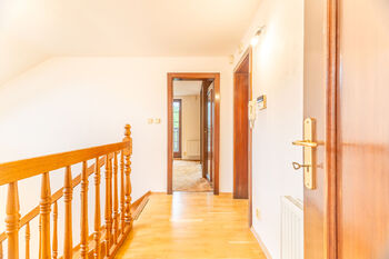 Hala se schodištěm - Prodej domu 137 m², Praha 4 - Modřany