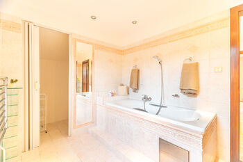 Koupelna s vanou - Prodej domu 137 m², Praha 4 - Modřany