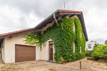 Pohled na dům s garáží - Prodej domu 137 m², Praha 4 - Modřany