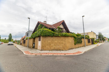 Pohled z ulice - Prodej domu 137 m², Praha 4 - Modřany