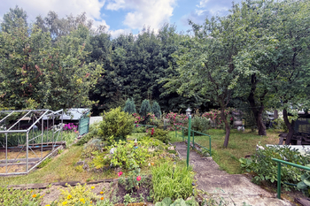 Pohled do zahrady od chatky - Prodej pozemku 378 m², Nejdek