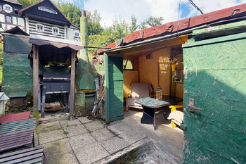 Zázemí zahrady s krbem - Prodej pozemku 378 m², Nejdek