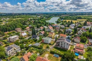 dron - zadní pohled s výhledem na severák - Prodej domu 216 m², Praha 4 - Kunratice