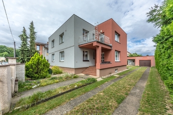 Čelní pohled na dům - Prodej domu 216 m², Praha 4 - Kunratice 