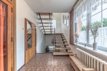 Zádveří a schody do jednotlivých pater - Prodej domu 216 m², Praha 4 - Kunratice