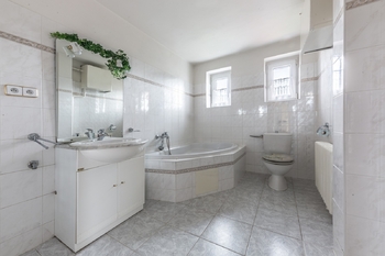 2.NP - koupelna - Prodej domu 216 m², Praha 4 - Kunratice