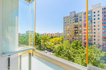 lodžie - výhled - Prodej bytu 1+kk v družstevním vlastnictví 25 m², Praha 4 - Kamýk