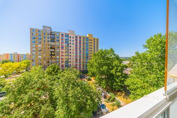 lodžie - výhled - Prodej bytu 1+kk v družstevním vlastnictví 25 m², Praha 4 - Kamýk
