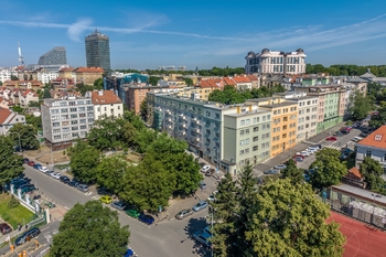 Dron - hlavní pohled na blok - Prodej bytu 2+kk v osobním vlastnictví 43 m², Praha 3 - Vinohrady