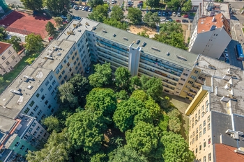 Horní pohled na vnitrobloku - Prodej bytu 2+kk v osobním vlastnictví 43 m², Praha 3 - Vinohrady