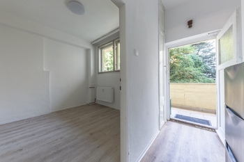 Zádveří se vstupem do ložnice - Prodej bytu 2+kk v osobním vlastnictví 43 m², Praha 3 - Vinohrady