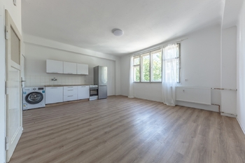 Pohled na obývací pokoj s kk - Prodej bytu 2+kk v osobním vlastnictví 43 m², Praha 3 - Vinohrady 