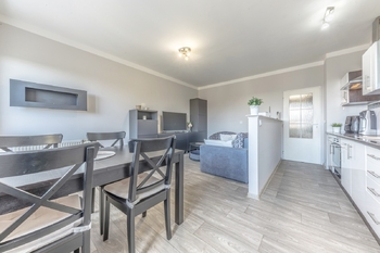 obývací pokoj s kuchyňským koutem - Prodej bytu 2+kk v osobním vlastnictví 50 m², Kladno