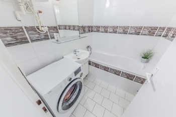 koupelna s vanou - Prodej bytu 2+kk v osobním vlastnictví 50 m², Kladno