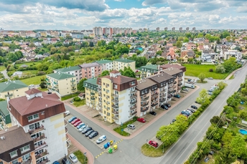 pohled na dům - Prodej bytu 2+kk v osobním vlastnictví 50 m², Kladno