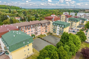 pohled na dům  - Prodej bytu 2+kk v osobním vlastnictví 50 m², Kladno