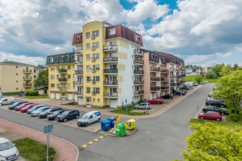 pohled na dům - Prodej bytu 2+kk v osobním vlastnictví 50 m², Kladno