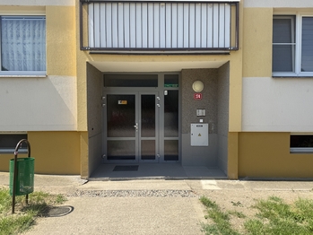 Vchod  - Prodej bytu 1+1 v družstevním vlastnictví 34 m², Čížkovice