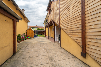 Dvůr  - Prodej bytu 3+kk v osobním vlastnictví 61 m², Dobročovice