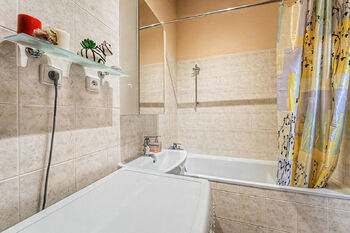 Koupelna s vanou  - Prodej bytu 2+kk v osobním vlastnictví 55 m², Milovice