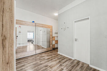 Předsíň a dveře do komory  - Prodej bytu 2+kk v osobním vlastnictví 55 m², Milovice