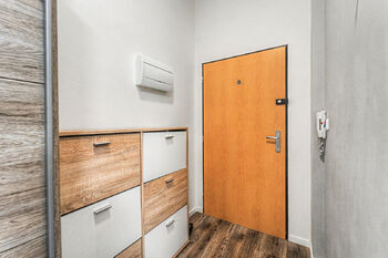Vstupní dveře - Prodej bytu 2+kk v osobním vlastnictví 55 m², Milovice