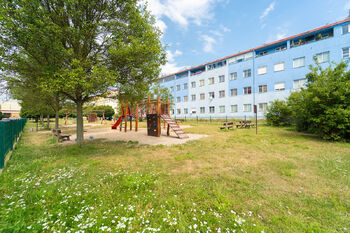 Hřiště u domu  - Prodej bytu 2+kk v osobním vlastnictví 55 m², Milovice