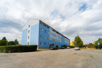 Dům a prostor pro parkování  - Prodej bytu 2+kk v osobním vlastnictví 55 m², Milovice