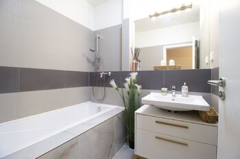 Koupelna - Pronájem bytu 3+kk v osobním vlastnictví 83 m², Praha 9 - Letňany
