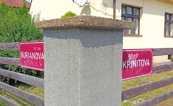 V jedné ulici adresa, v druhé vjezd a branka. - Prodej domu 125 m², Rakovník